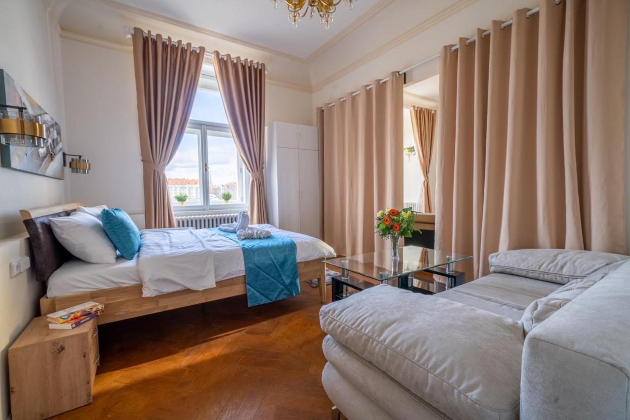 Exclusive Apartment With A View Of Prague Castle And Vltava River Екстериор снимка