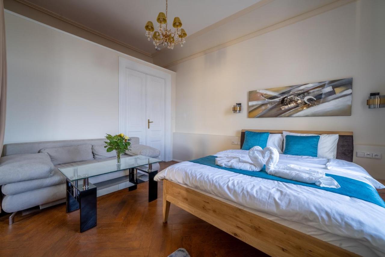 Exclusive Apartment With A View Of Prague Castle And Vltava River Екстериор снимка