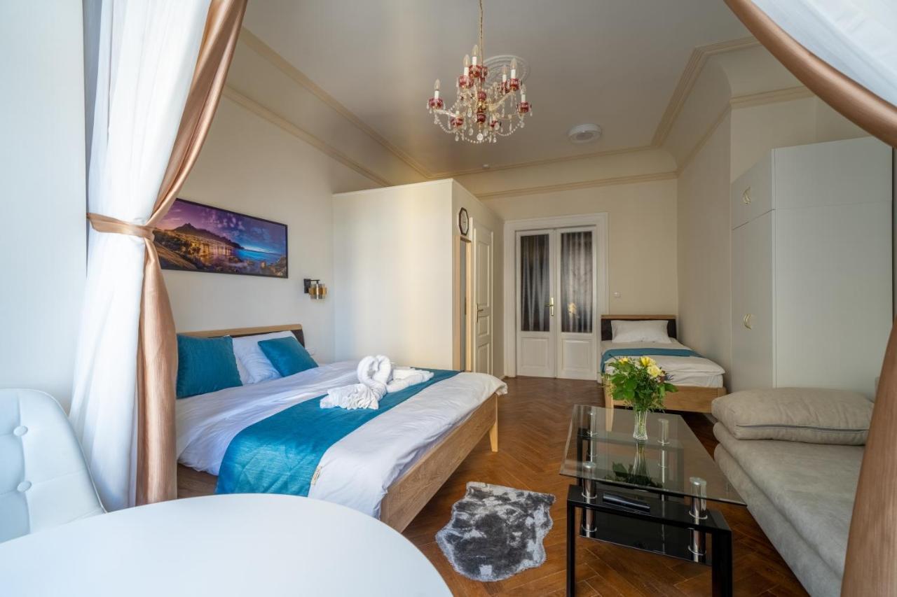 Exclusive Apartment With A View Of Prague Castle And Vltava River Екстериор снимка